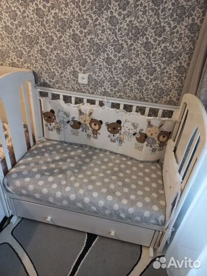 Детская кроватка с маятником