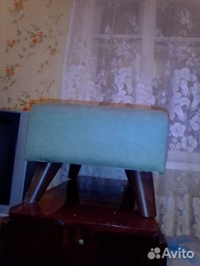 Вешалка напольная. Пуфик. Телевизор