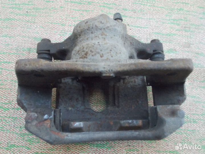 Суппорт передний правый левый Auris Тойота Аурис