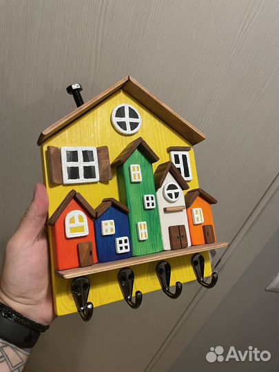 Ключница с деревянными домиками