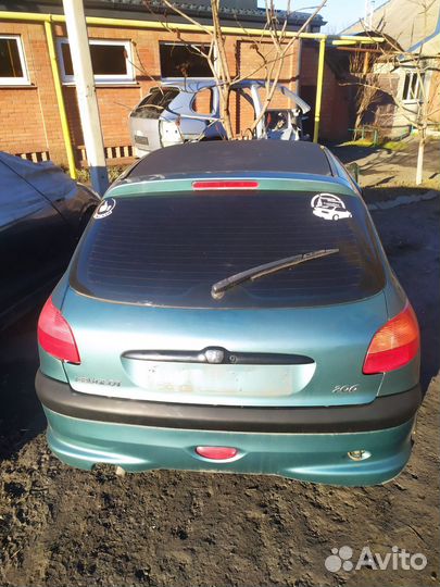 Крышка багажника Peugeot 206