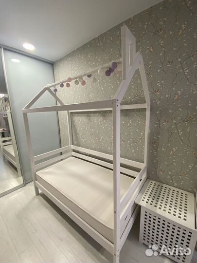 Детская кроватка домик