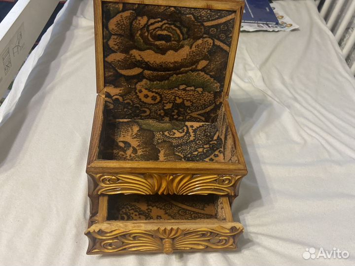 Деревянная шкатулка