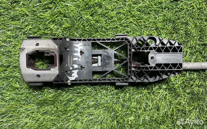 Кронштейн ручки двери Skoda Octavia