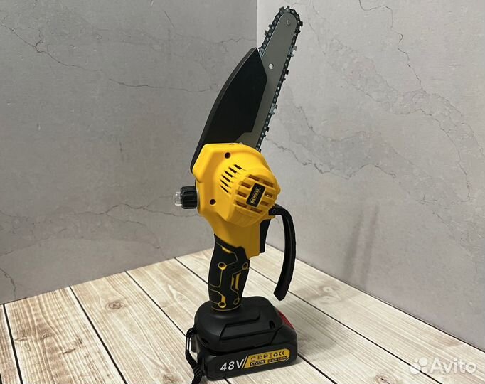 Цепная мини пила Dewalt сучкорез