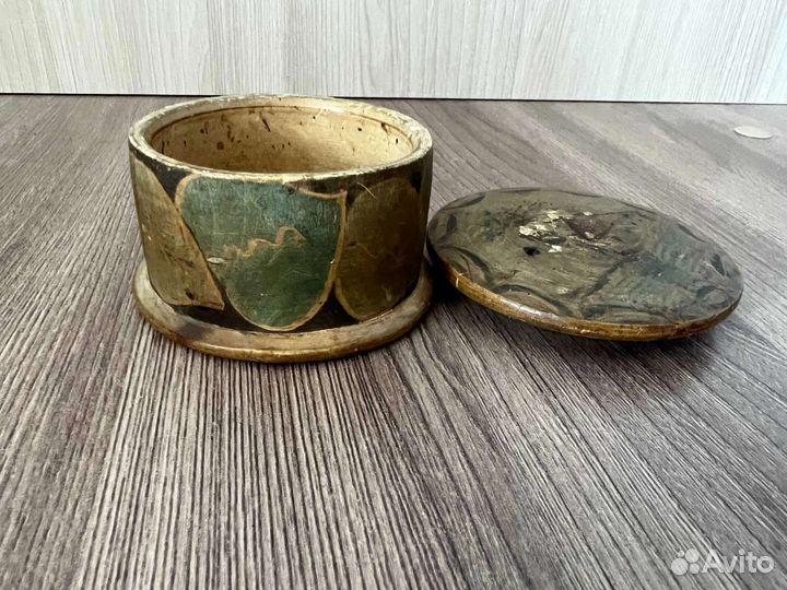 Старинная деревянная круглая шкатулка с рисунком