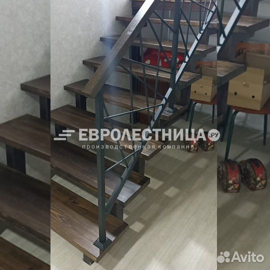 Лестница межэтажная на металлическом каркасе