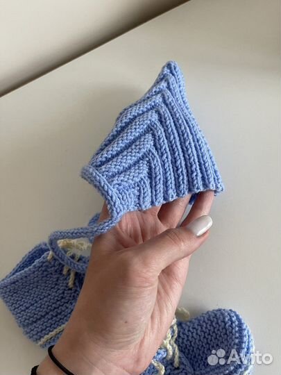 Шапочка и пинетки для новорождённого (вязаные)