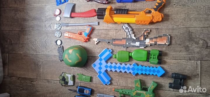 Игрушечное оружие и обмундирование