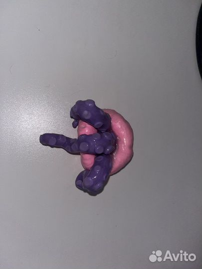 Брошь губ с щупальцами