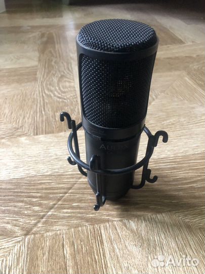 Студийный конденсаторный микрофон