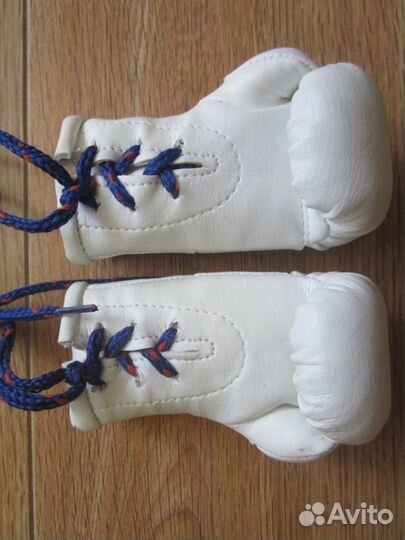 Сувенирные боксерские перчатки в автомобиль