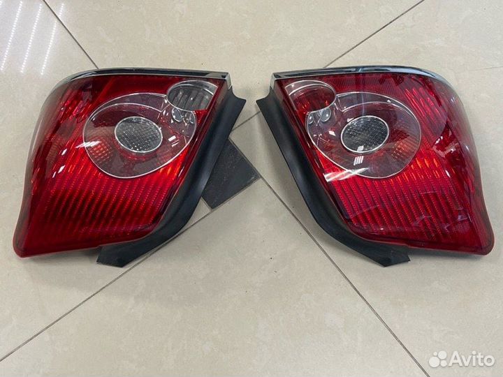 Задние фонари Toyota Avensis