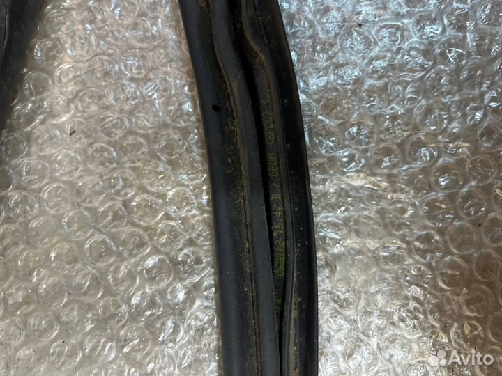 Уплотнитель двери задний левый Hyundai Sonata 4