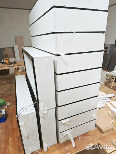 Шкафчик витрина