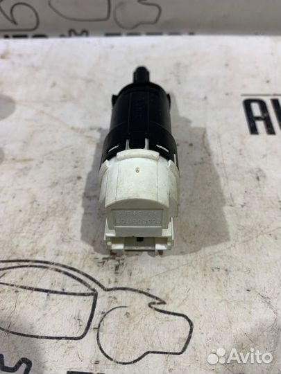 Датчик включения стоп сигнала Nissan Terrano D10