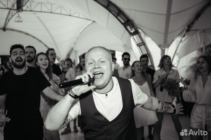 Ведущий на праздник с DJ и аппаратурой