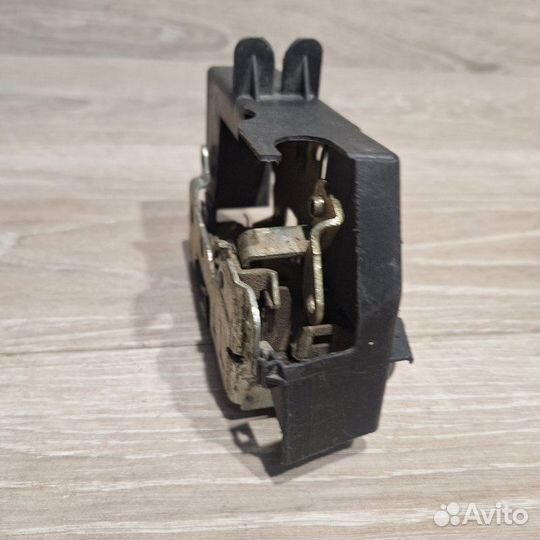 Замок двери задний правый Renault Symbol 1