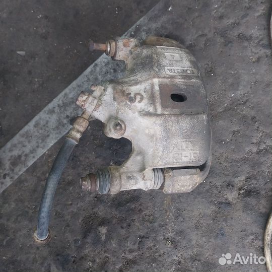 Суппорт тормозной R corolla 91
