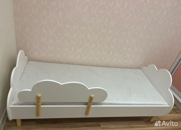 Детская кровать с бортиком