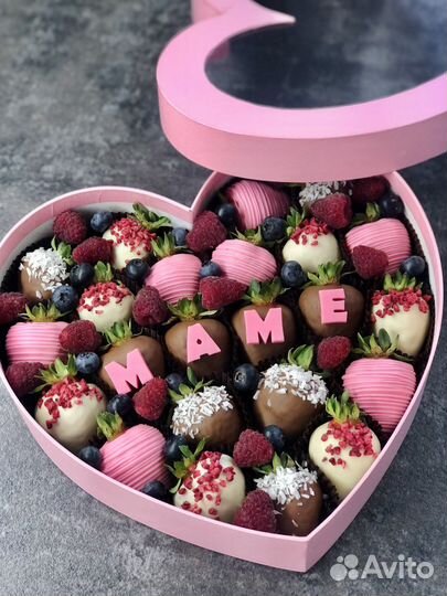 Клубника в шоколаде в коробке сердце