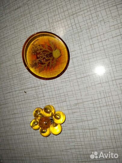 Янтарные бусы, броши, серьги