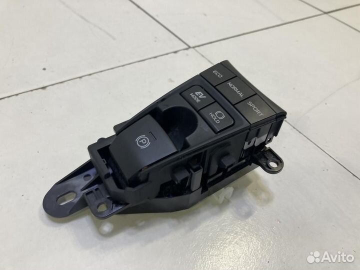 Кнопка фиксатора стояночного тормоза Toyota Camry