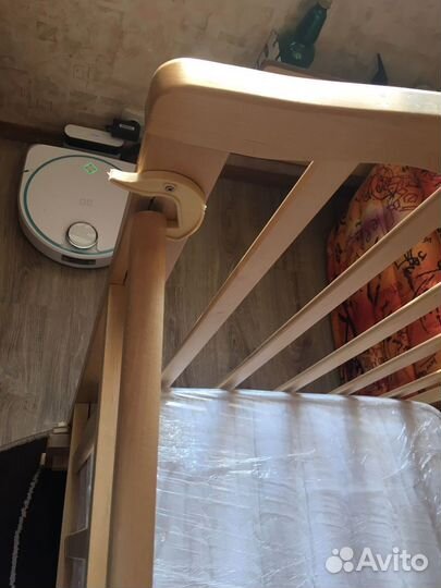 Детская кроватка с маятником