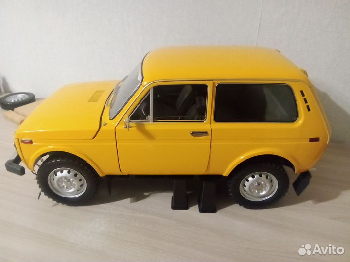 Модель автомобиля Ваз-2121 ашет 1:8