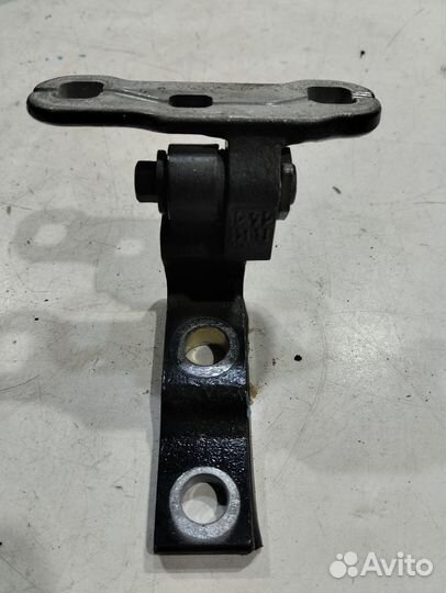 Петля двери (передняя, правая, верхняя)