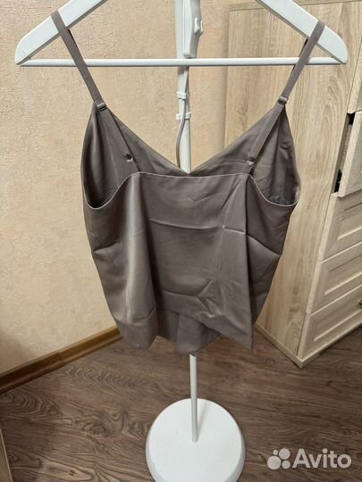 Топ с разрезом Gate31