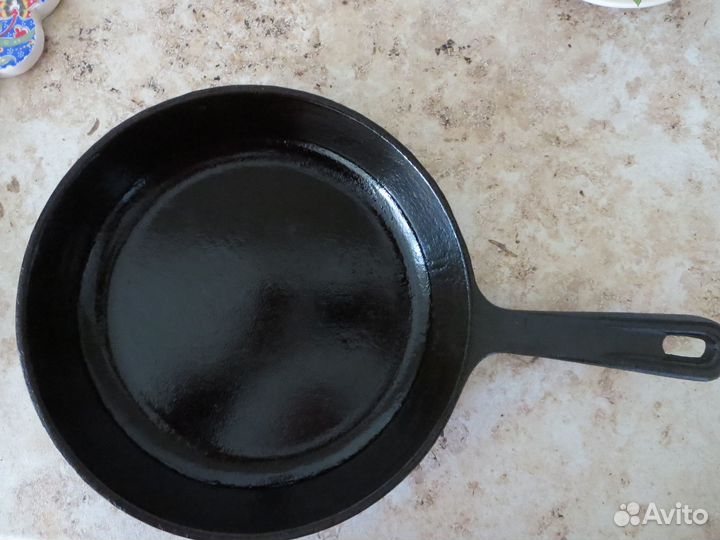 Сковорода чугунная с литой ручкой, диам. 24 см