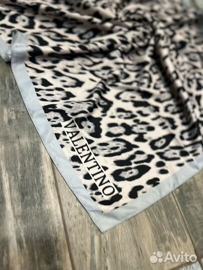 Шелковый платок шаль Valentino пудровый новый