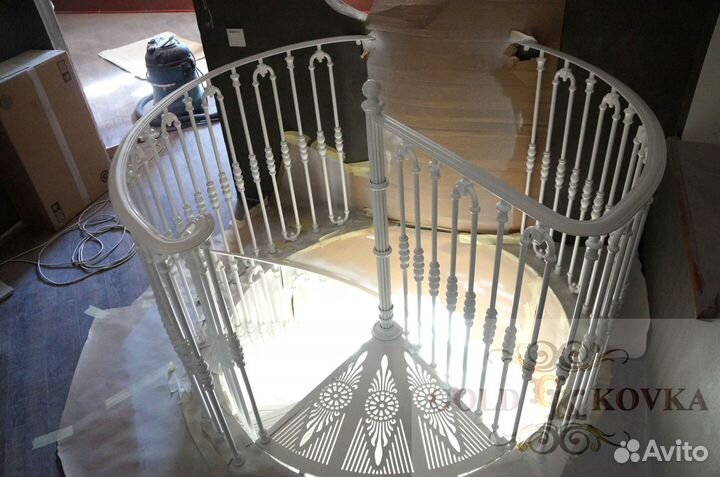 Лестница на второй этаж,перила кованные