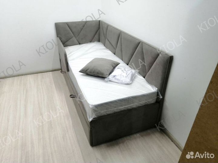 Кровать с мягкой спинкой