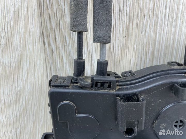 Замок двери задний левый Hyundai Ix35