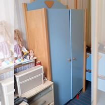Шкаф в детскую комнату из массива