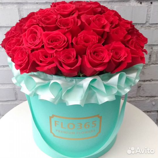 Красные розы в коробке Доставка цаетов