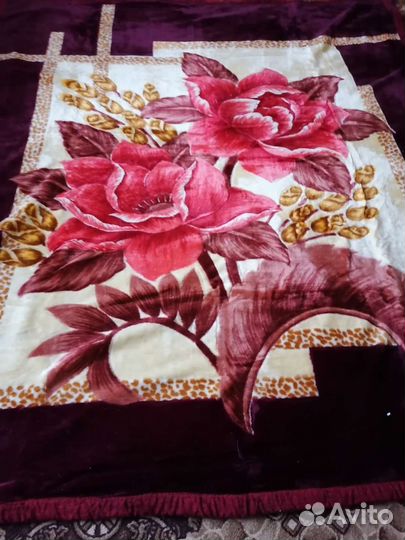 Пледы разные новые