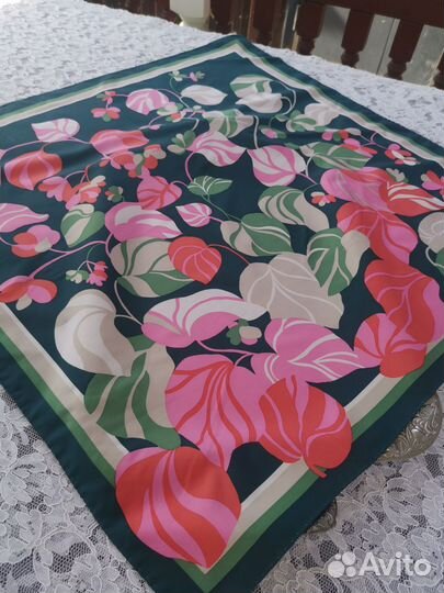 Яркий винтажный платок