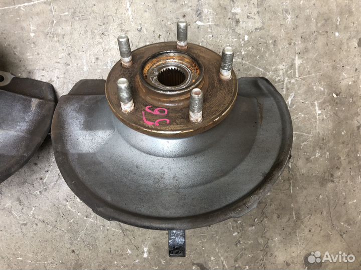 Кулак передний левый правый лансер 10