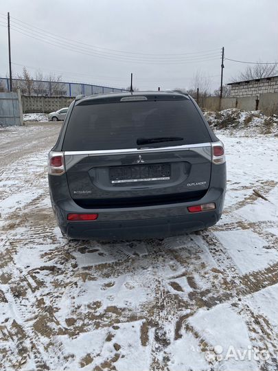 Mitsubishi Outlander 2.4 CVT, 2014, битый, 150 000 км