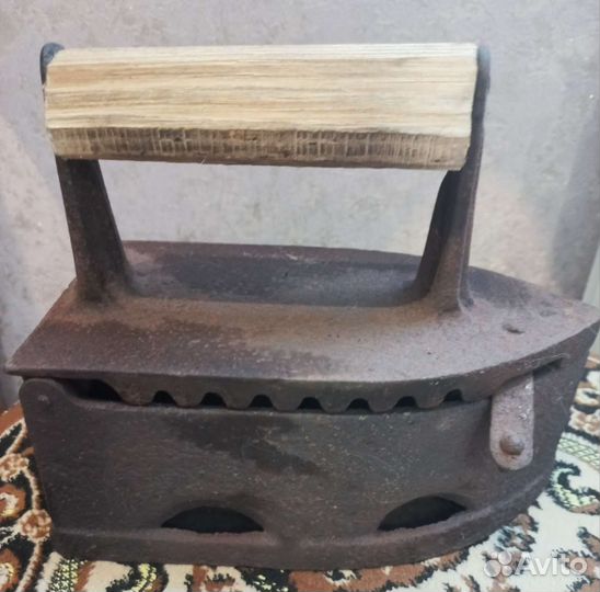 Старинный утюг на углях