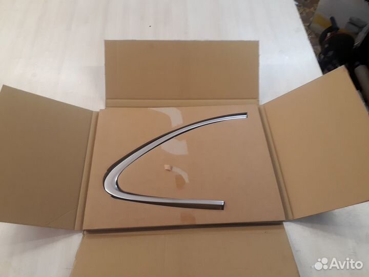 Молдинг стекла глухого заднего правого для Porsche