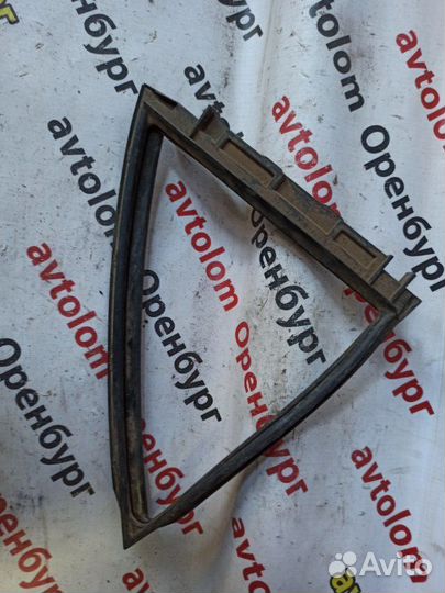 Уплотнитель стекла двери задний левый Toyota