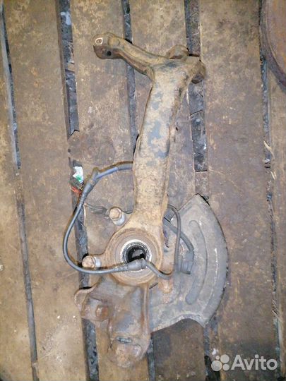 Кулак поворотный передний левый Volkswagen Passat