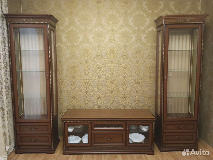 Витрина и тумба под телевизор