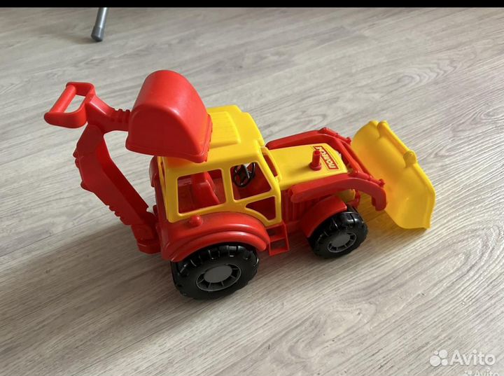 Трактор экскаватор+джип 