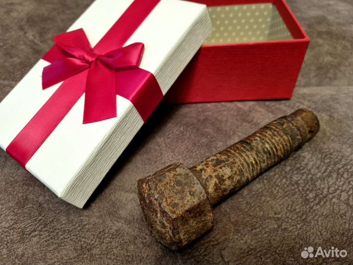 Большой и толстый ложить болт