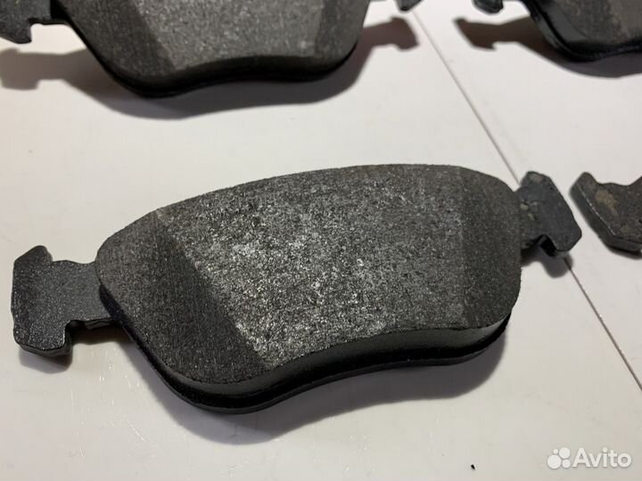 Передние тормозные колодки Volvo S70/V70 97-01